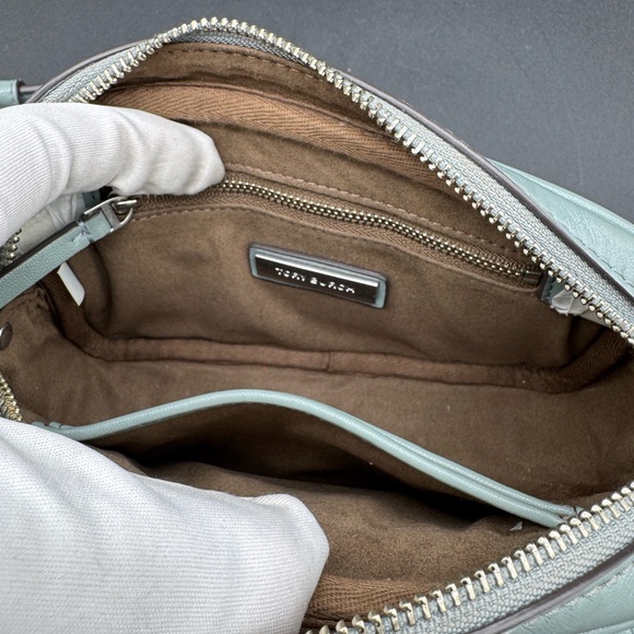 Tory burch SMALL KIRA PATENT CAMERA BAG Color:Light Arctic - Picture 4 of 5